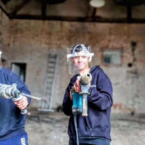 Kluci při práci na rekonstrukci výtopny